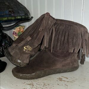 EUC Nike Air Chukka Moccasin fringe boots suede & faux fur lining size 7
